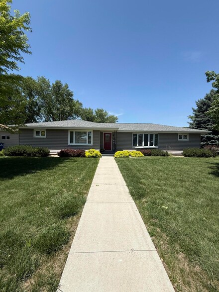 920-922 E 12th Ave, Mitchell, SD 57301