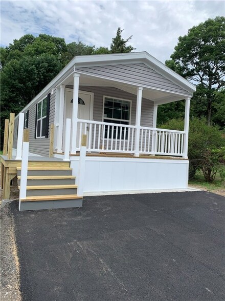 14 Hemlock Dr, Glocester, RI 02814