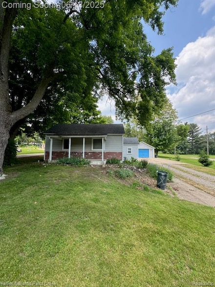 525 E Saint Clair St, Almont, MI 48003