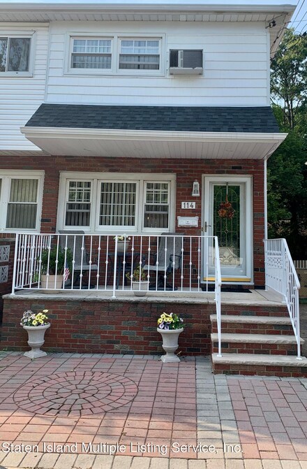 114 S Railroad Ave, Staten Island, NY 10305