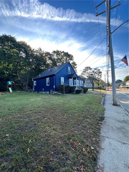 1644 Mendon Rd, Woonsocket, RI 02895