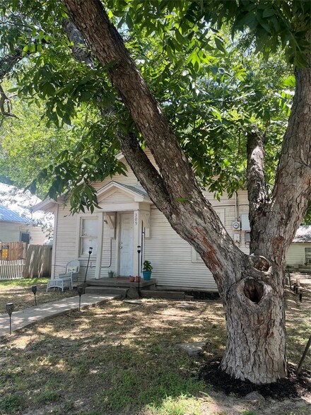 309 S Elm St, Weatherford, TX 76086