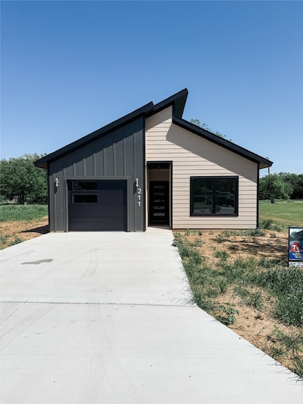 211 N 4th St, Grandview, TX 76050
