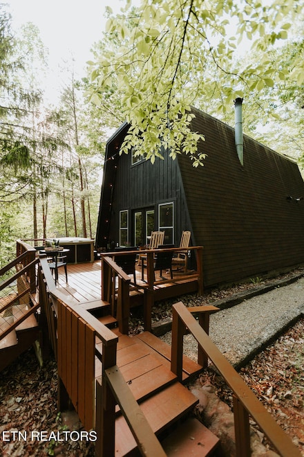 2032 Beach Front Dr, Sevierville, TN 37876