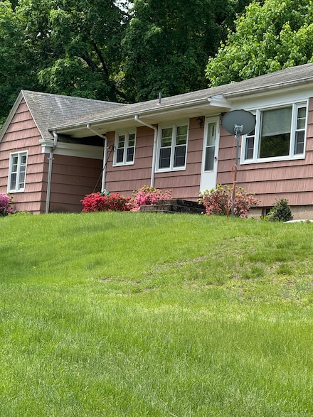 31 Benham Ave, Quaker Hill, CT 06375