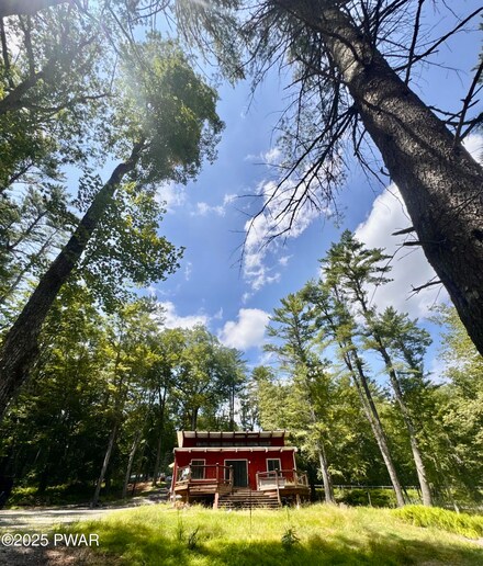 307 Fawn Lake Dr, Hawley, PA 18428