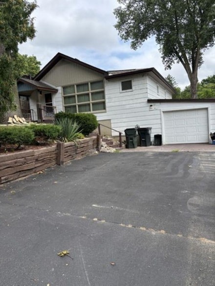 38227 N 3rd Ave, Spring Grove, IL 60081