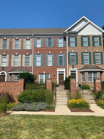 209 Box Car Ave, Naperville, IL 60540