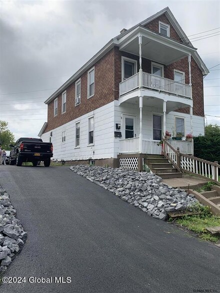 3 Young Ave, Amsterdam, NY 12010