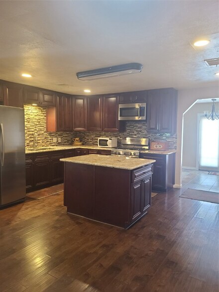 7536 Charlie St, Houston, TX 77088