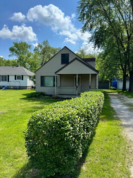 9411 Spring St, Highland, IN 46322