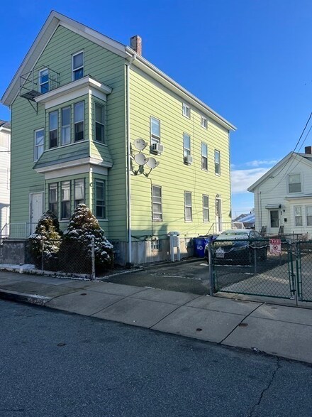 60 Richmond St, Fall River, MA 02721