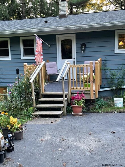2 Christman Rd, Hudson, NY 12534