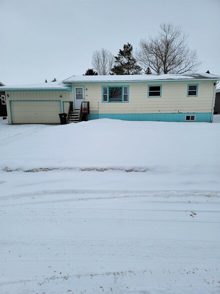105 3rd Ave NW, Surrey, ND 58785