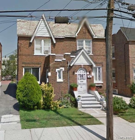 9431 239th St, Floral Park, NY 11001