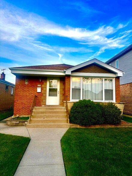5151 S Nordica Ave, Chicago, IL 60638