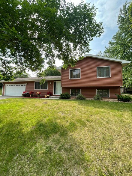 6698 Lancaster Ln N, Maple Grove, MN 55369