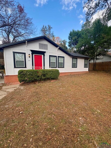 402 W Pine St, Overton, TX 75684