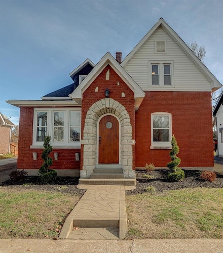 208 S 4th St, Dupo, IL 62239