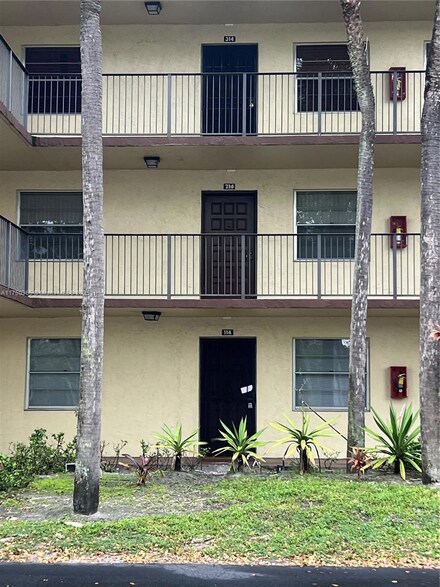 3161 NW 47th Terrace Unit 114, Lauderdale Lakes, FL 33319