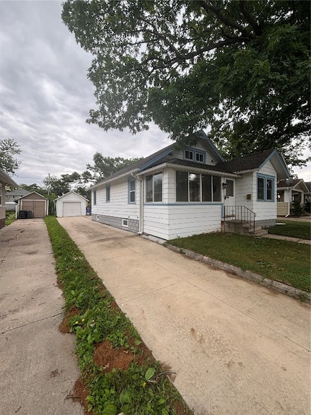 832 Daniels St NE, Cedar Rapids, IA 52402