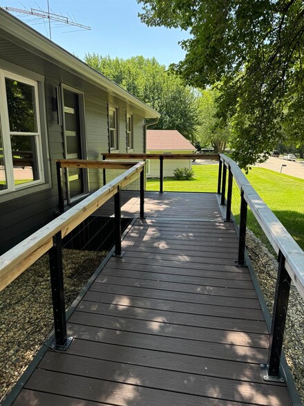 1006 S 14th St, Clear Lake, IA 50428
