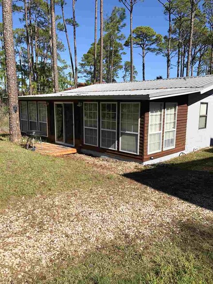 26 Lake View Dr, Panacea, FL 32346