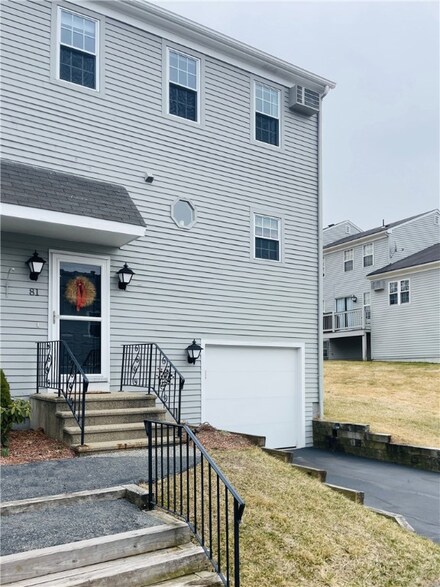 565 Quaker Ln Unit 81, West Warwick, RI 02893