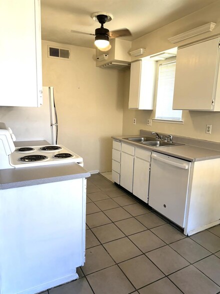 1550 W Ashlan Ave Unit 215, Fresno, CA 93705