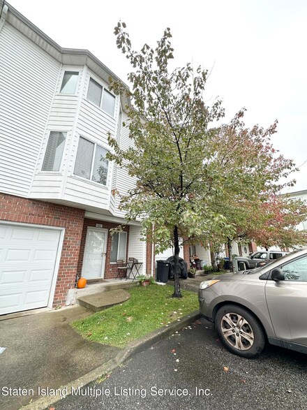 66 Bianca Ct, Staten Island, NY 10312
