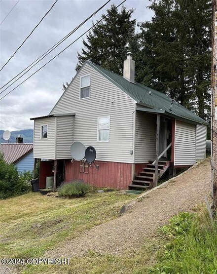 267 Hill St, Hoonah, AK 99829