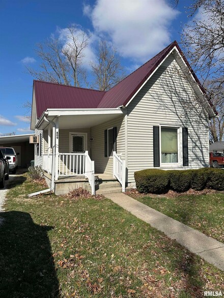 409 W 4th St, Golden, IL 62339