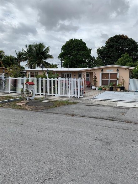 5890 W 14th Ave, Hialeah, FL 33012