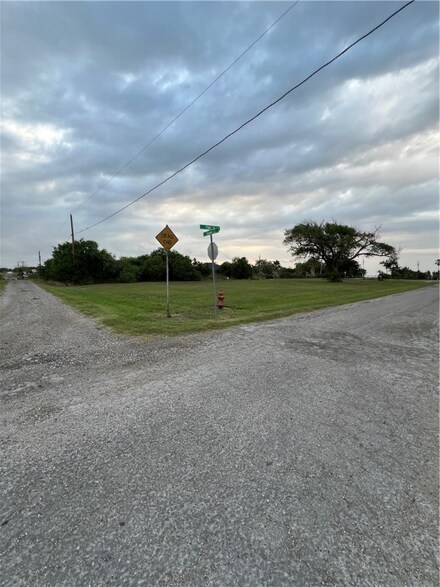 302 Park St, Bayside, TX 78380