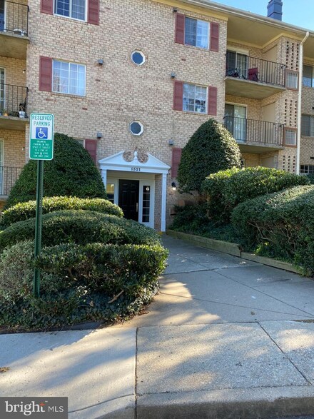 1521 Colonial Dr Unit 302, Woodbridge, VA 22192