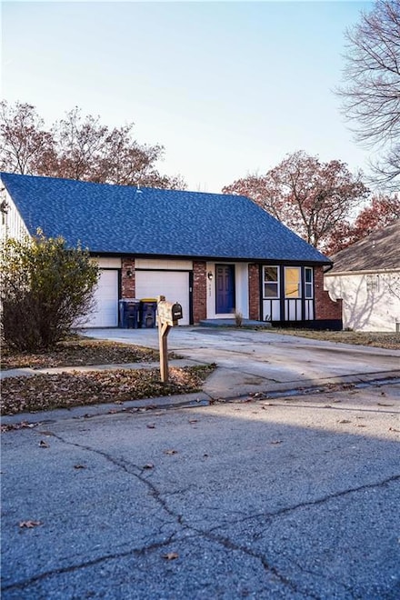 7412 N Strathbury Ave, Kansas City, MO 64151