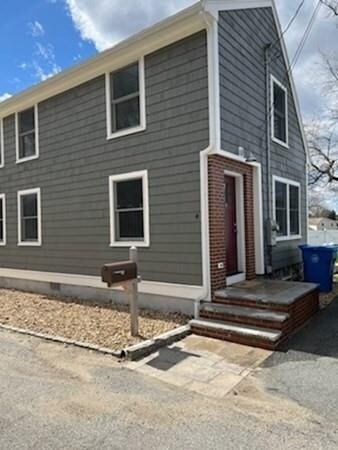 4 Meadow Ave, Merrimac, MA 01860