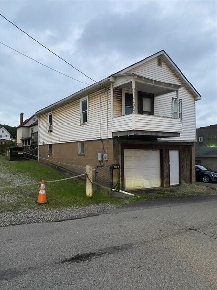 204 1/2 Longfellow St, Vandergrift, PA 15690