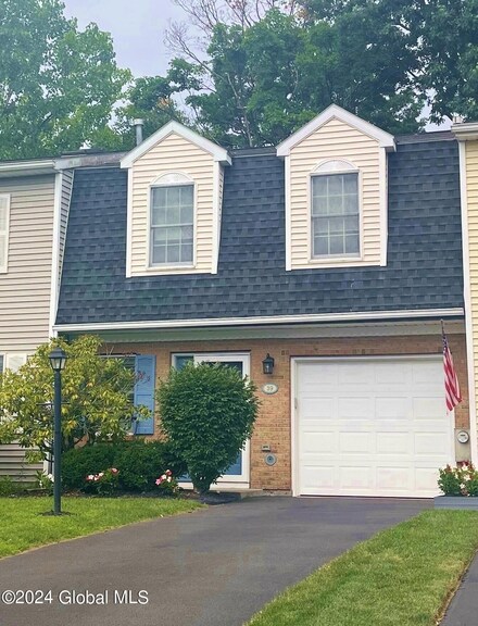 39 Bridgewood Ln, Watervliet, NY 12189