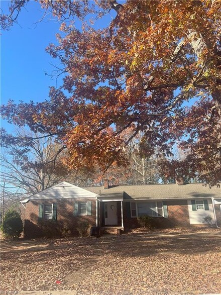 102 N Oak Ave, Elon, NC 27244
