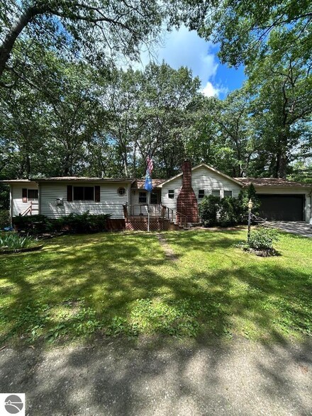 1018 S 12th St, Au Gres, MI 48703