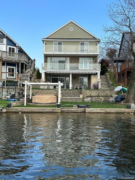 610 Longpointe Dr, Lake Orion, MI 48362