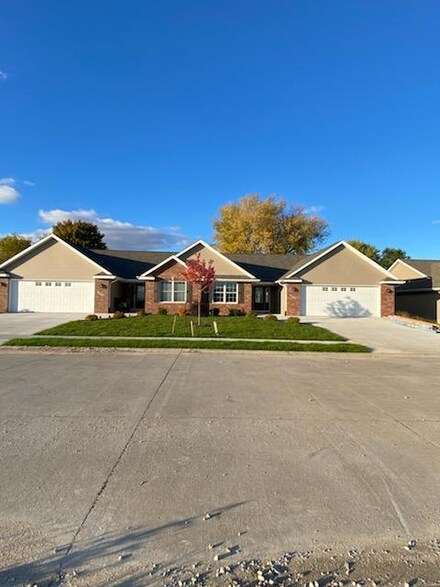 1010 Crestview Dr, Durant, IA 52747