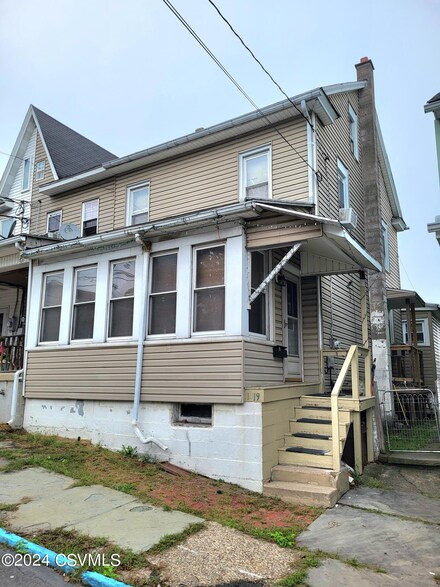 1019 W Mulberry St, Coal Township, PA 17866