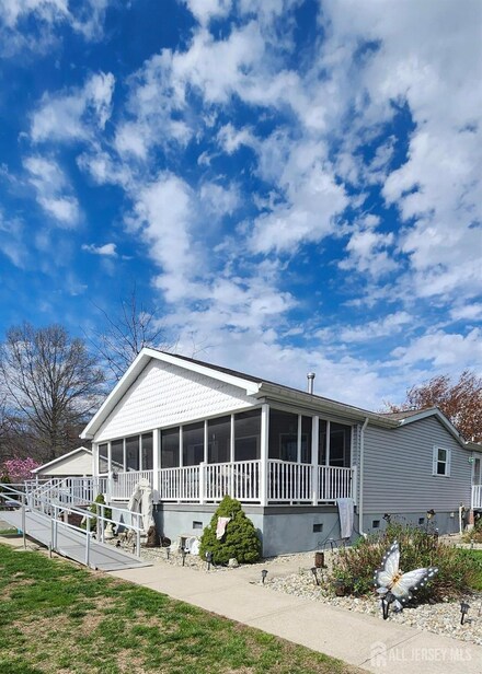 271 Laura Ct, Spotswood, NJ 08884