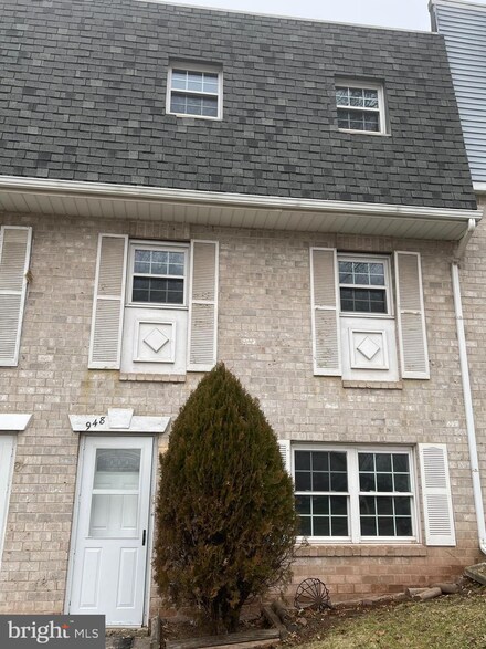 948 Village Ln, Pottstown, PA 19464