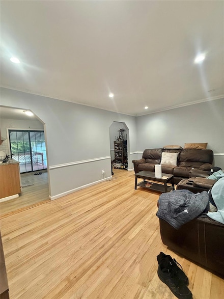 20 Regent St, Hicksville, NY 11801