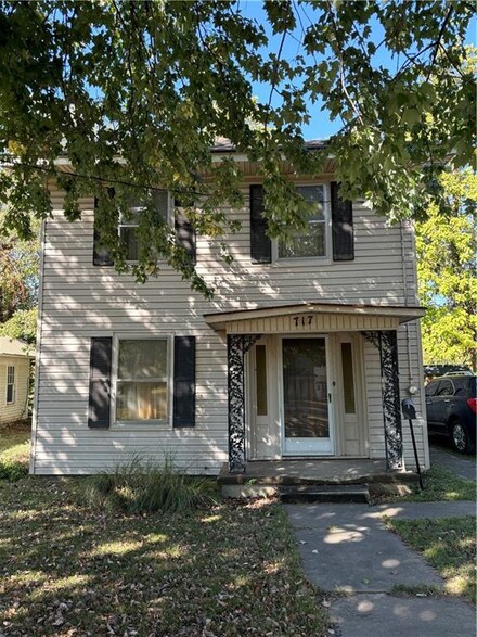 717 S Cherokee St, Girard, KS 66743