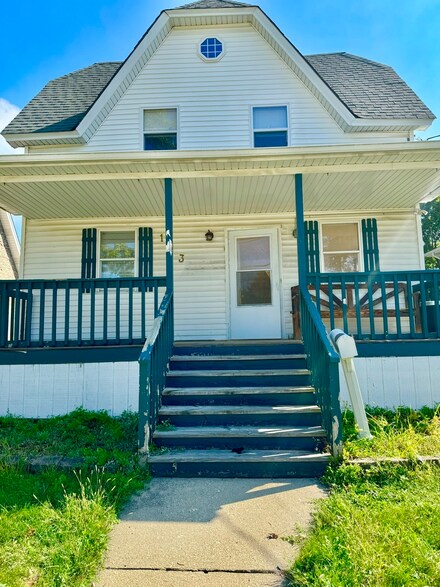 103 N Victory St, Waukegan, IL 60085