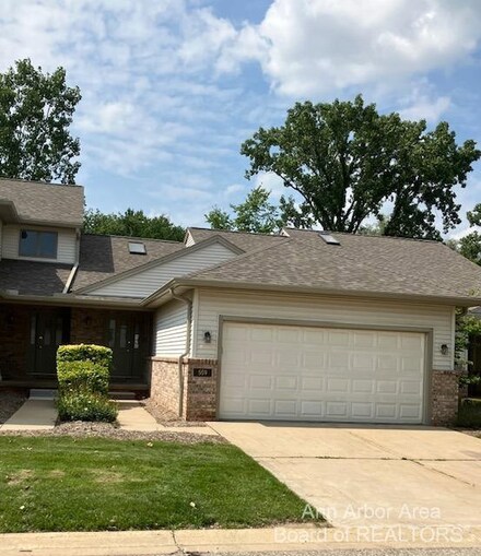 559 Sycamore Cir Unit 47, Saline, MI 48176